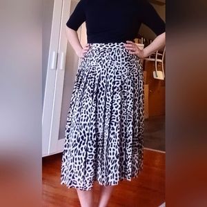 Vince Camuto Leopard print midi skirt, classic style